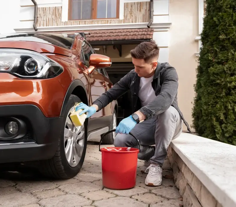 Lavage auto à domicile Sens-Beaujeu : professionnel intervenant sur un véhicule